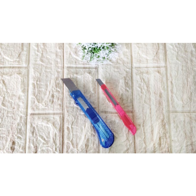 

Cutter/Pemotong Kertas/Pisau Cutter Plastik Kecil (Pcs)