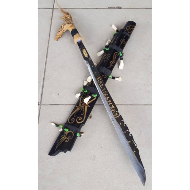 Mandau khas kalimantan