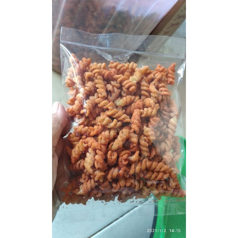 

aneka cemilan murah...makaroni spiral pedas