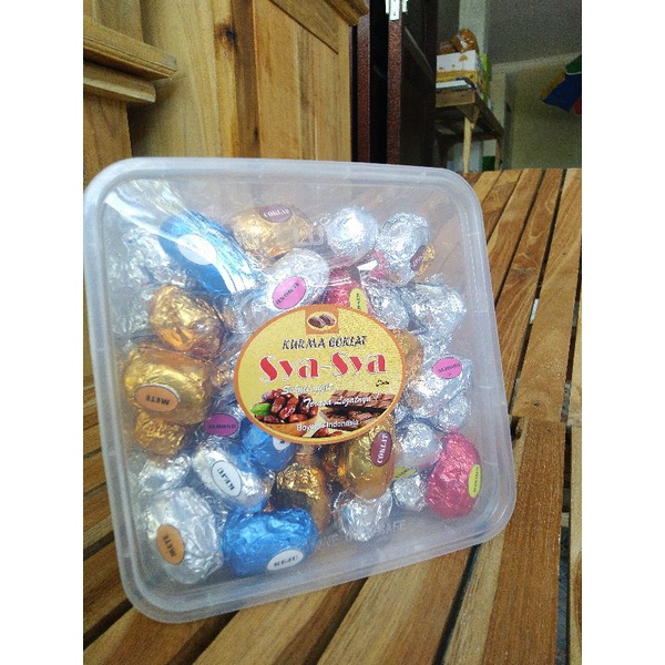 

1 kg kurcok kurma coklat isi mete / Almond / Kismis / keju / coklat / buah tin bisa untuk hamper