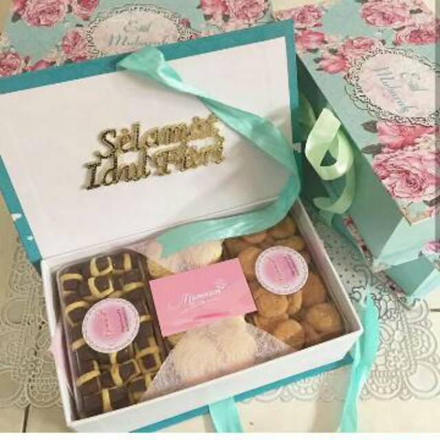 

Paket Kue Kering momnom.id - Parcel Lebaran Box Paket Hampers Idul Fitri/ idul adha/natal