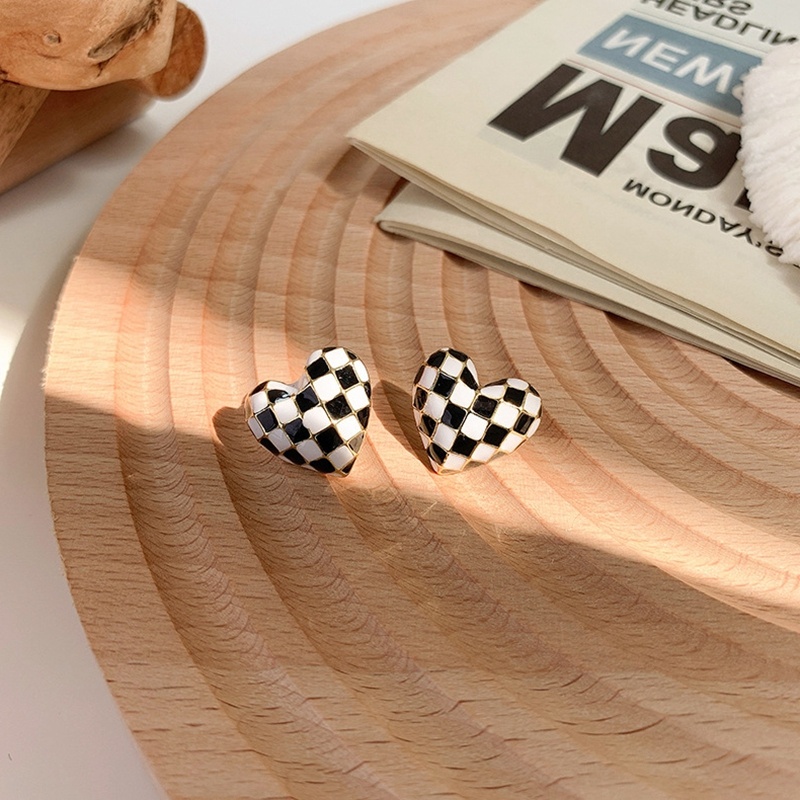 Anting Tusuk Gantung Desain Hati + Papan Catur Warna Hitam / Putih Gaya Mewah Untuk Wanita