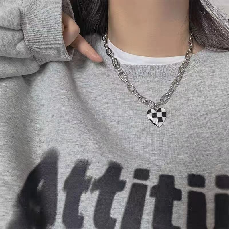 Kalung Rantai Klavikula Dengan Liontin Hati Motif Kotak-Kotak Hitam Putih