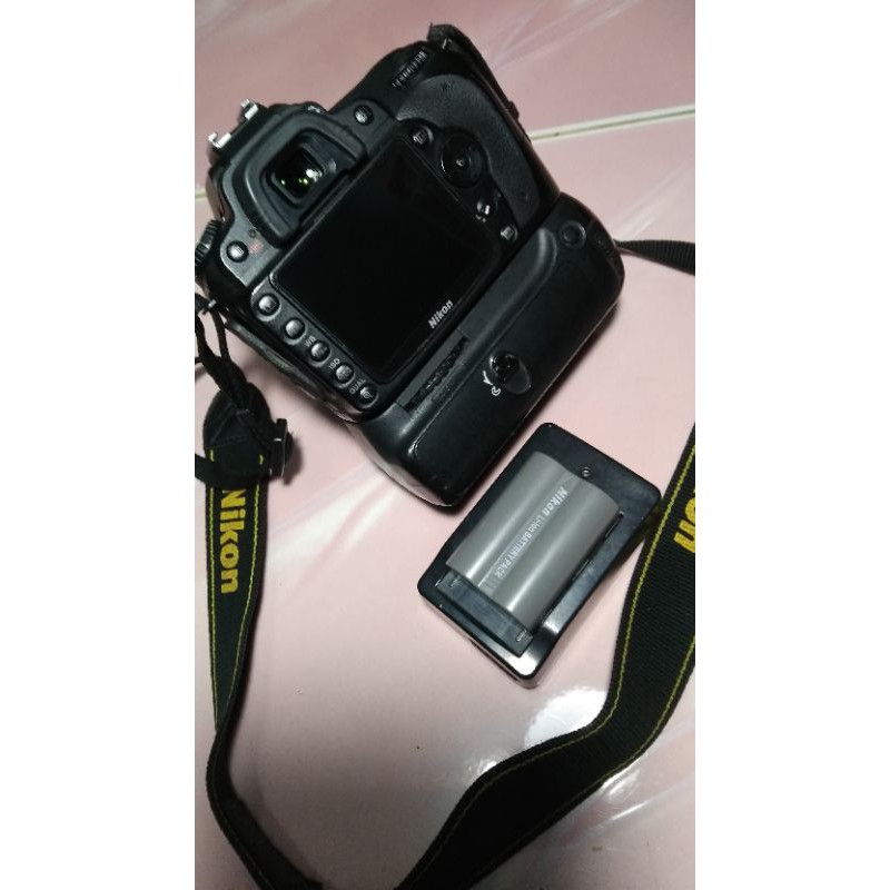nikon d90 beserta lensa fix 50mm, bonus baterai grip dan memory card