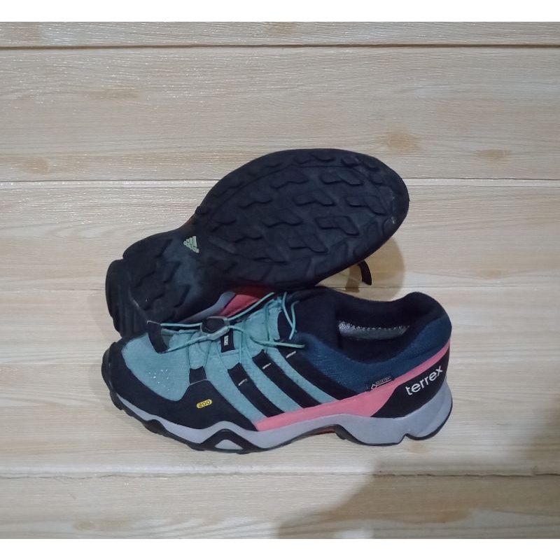 sepatu outdoor second/bekas adidas terrex