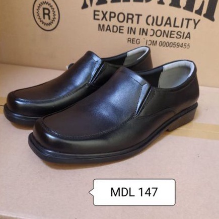 Sepatu kulit pria kantor pantofel sepatu kerja formal tampil lebih keren