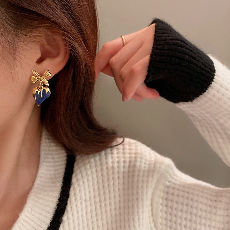 Anting Tusuk Bentuk Hati Warna Biru Bahan Metal Gaya Vintage