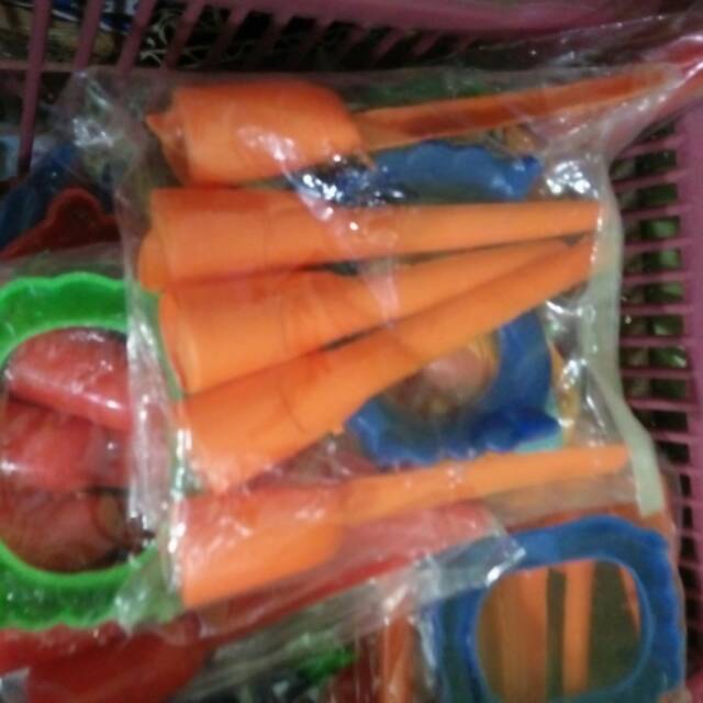 Mainan kuku dan gigi drakula