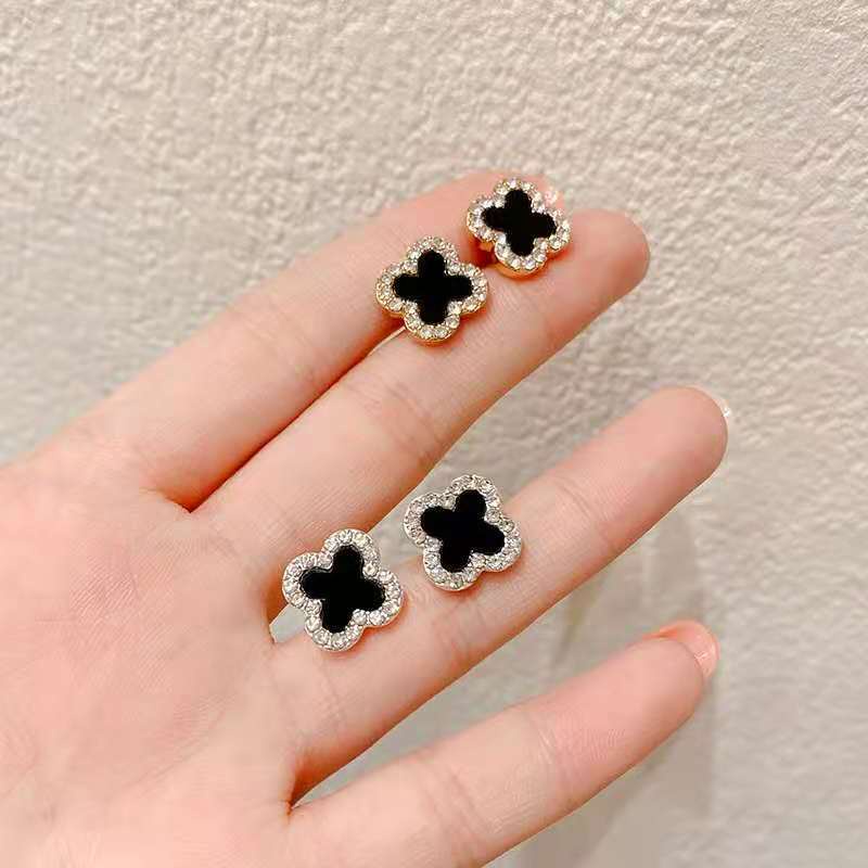 Anting Tusuk Bentuk Clover Kecil Warna Hitam Gaya Korea Untuk Wanita