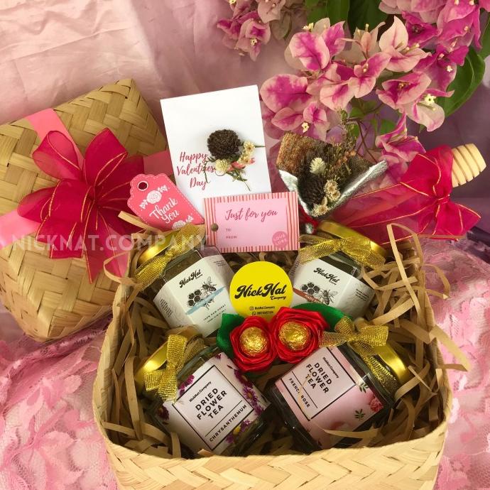 

BISA COD Hampers COUPLE Madu Murni Teh Bunga Valentine Imlek Lebaran Natal Bday EKSLUSIF Kode 651