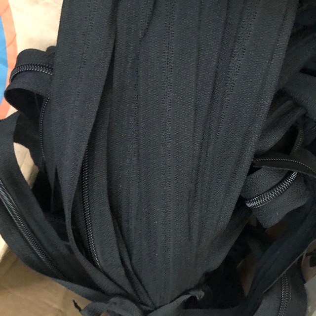 

(1 roll) Resleting YKK hitam dan putih 100 yard