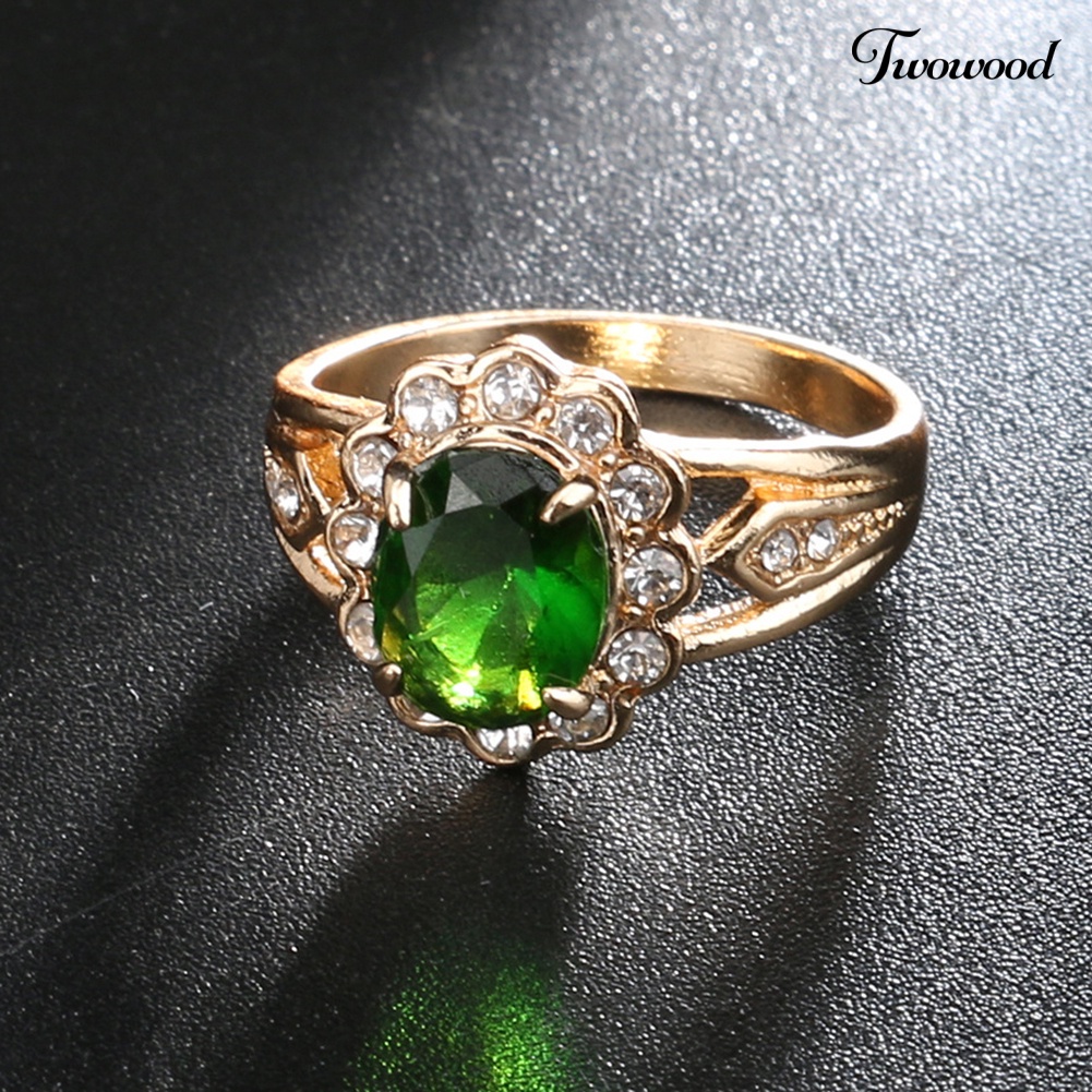 Perhiasan Cincin Wanita Aksen Emerald Berlian Imitasi Gaya Vintage Untuk Pesta