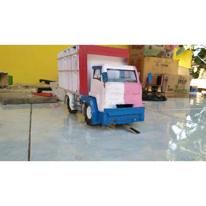 Miniatur truk canter