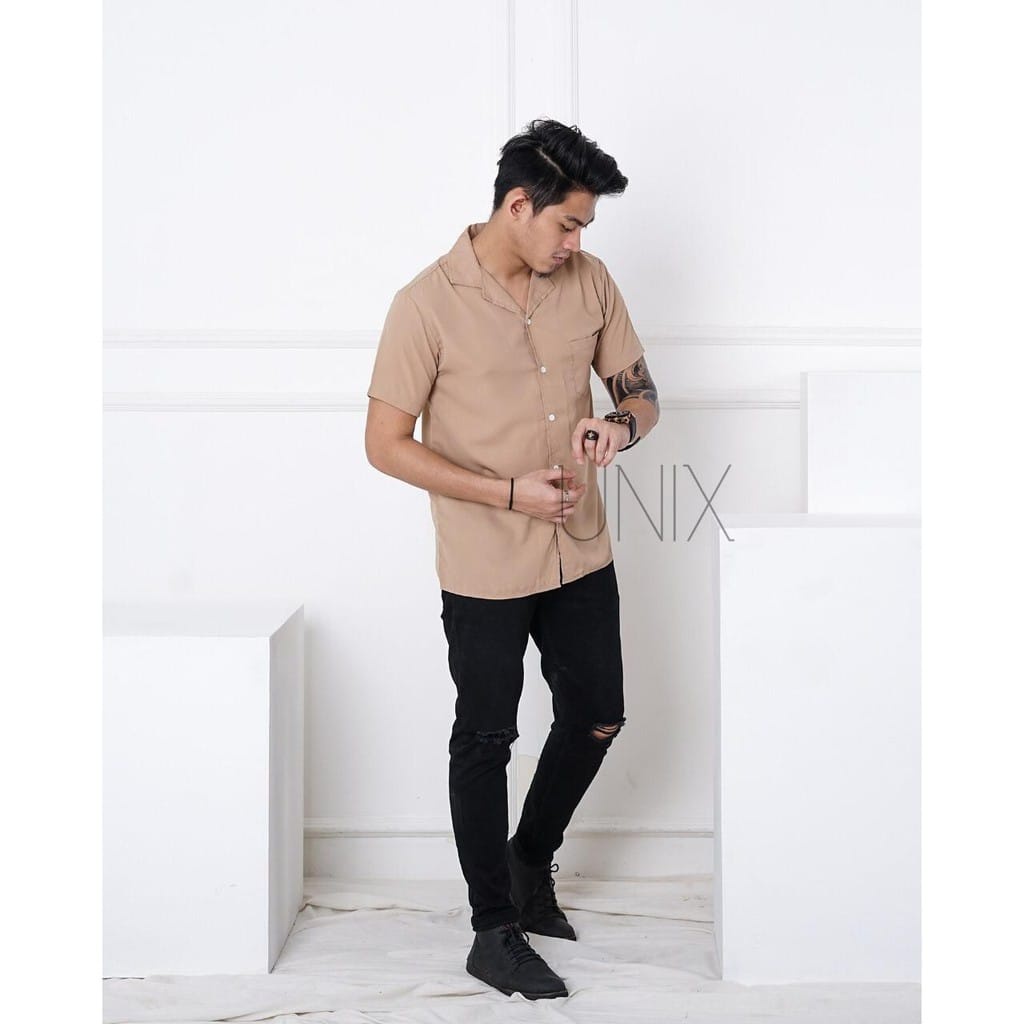 kemeja volcom unisex pria wanita polos lengan pendek bahan berkualitas / sangat keren berkualitas dan tahan lama / kemeja lengan pendek keninian / kemeja lengan pndek model terbaru / kemja lengan pendek viral / banyak pilihan warna keren sampe ketulang tu