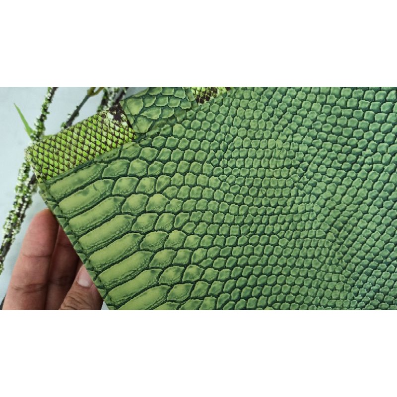 GREEN SNAKE SKIN LEATHER POUCH (Tas pesta / clutch wanita bahan kulit sintesis motif kulit ular)