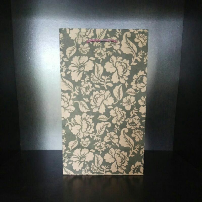 

Tas kertas batik ukuran hatari