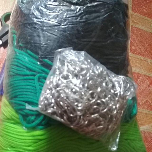 Daun Resleting Hitam