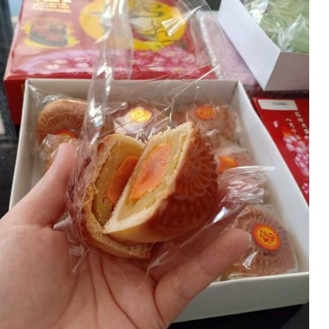 

Makaupia / Kue Bulan Telur Asin / Mooncake / Moon cake Pontianak / Makau pia