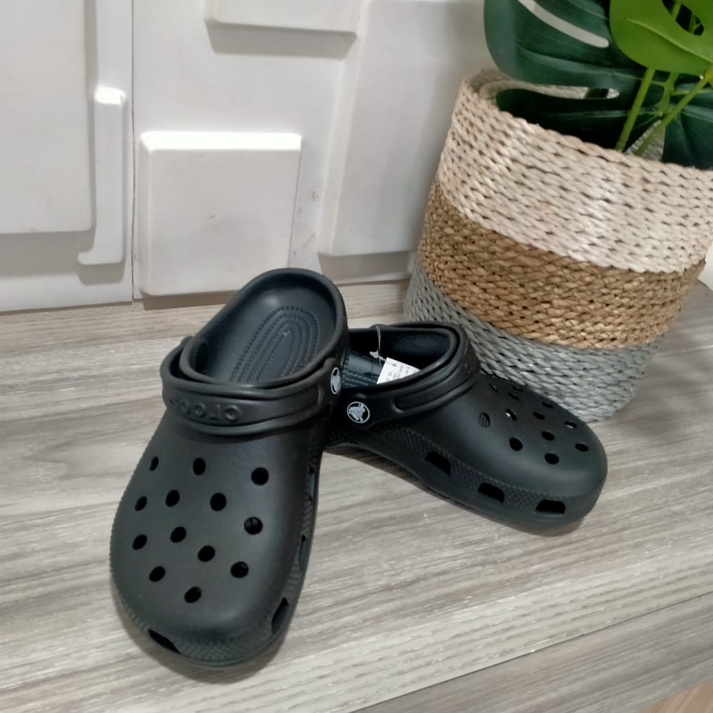 sandal crocs cowok
