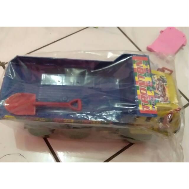 Mainan truck plastik sedang