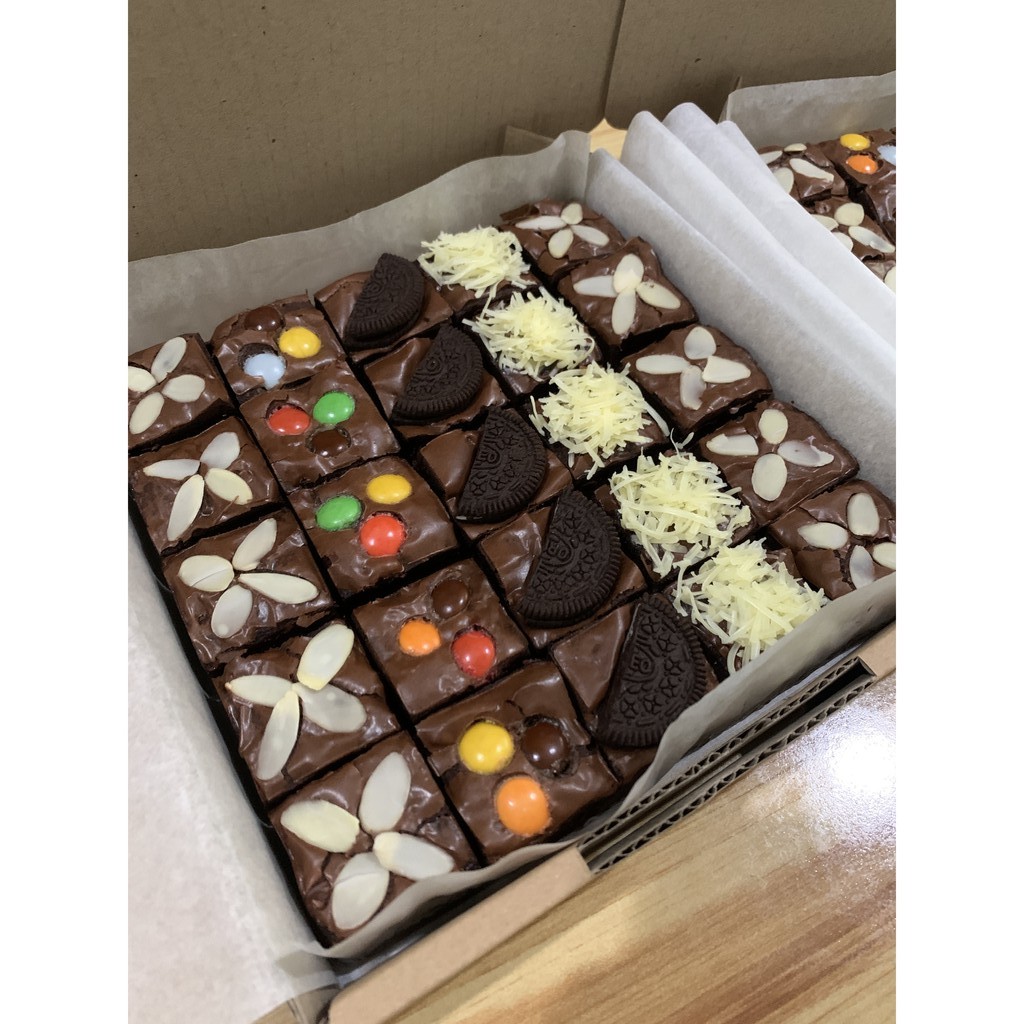 

Fudgy Brownies Sekat Topping Almond Chacha Keju Oreo 20x20