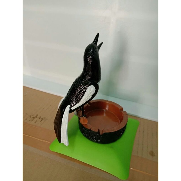 Asbak Burung Kacer, Patung Kacer