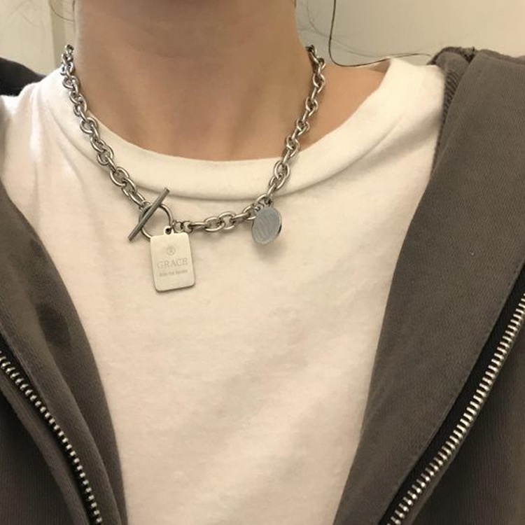 Harajuku gaya gelap hiphop Putaran stainless steel huruf kalung kombinasi titanium steel pria dan wa