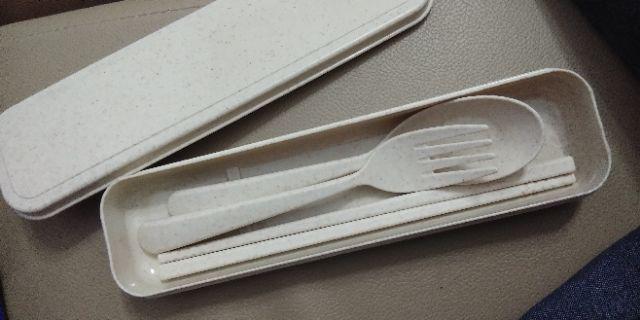 Sendok Garpu Sumpit Portabel Set Travel Cantik Bahan Jerami Gandum (ada Kotak Kerdusnya)