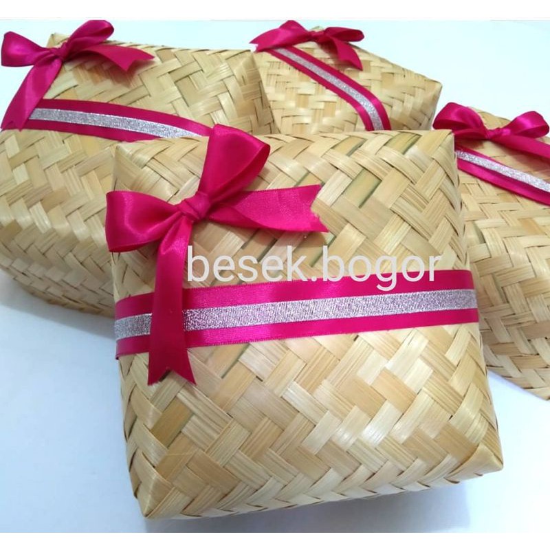 

besek bambu double list + pita (harga sepasang)