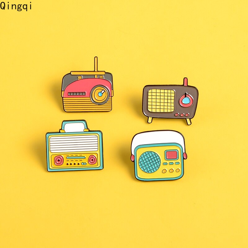 Bros Pin Enamel Bentuk Radio Kartun 80 's Old-school Music Player Bahan Metal Gaya Retro Untuk Hadiah