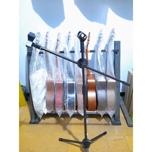 STAND MIC BERDIRI