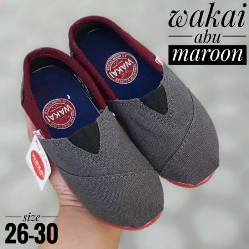 sepatu slip on anak pria dewasa wakai abu maron terbaru