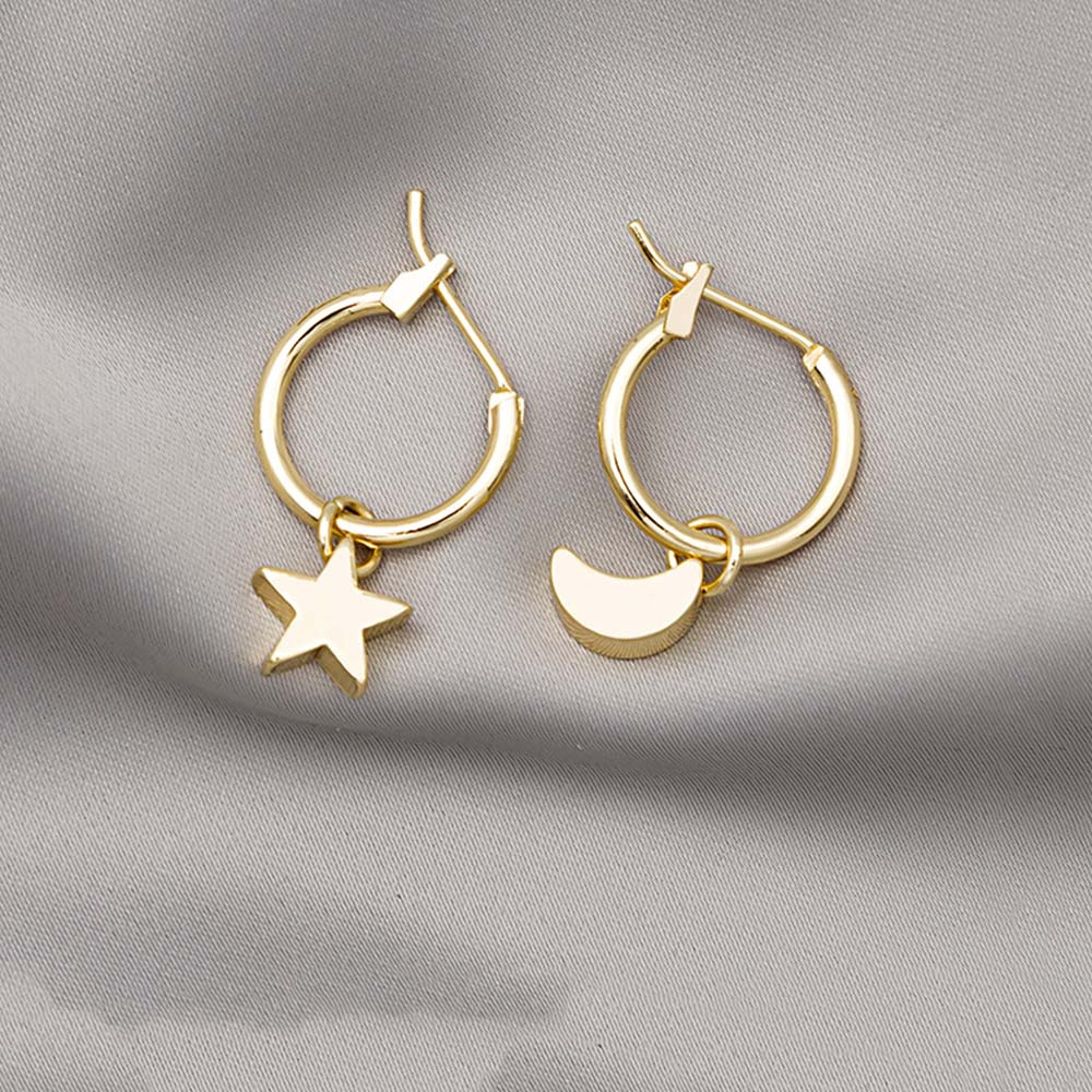 Anting Tusuk Gantung Asimetris Bentuk Bulan Bintang Bahan Metal Warna Emas Untuk Wanita