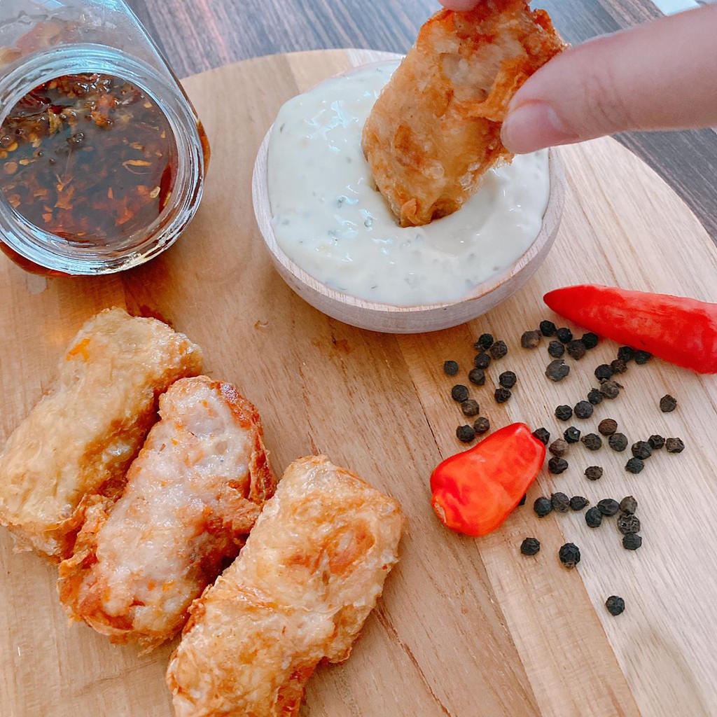 

Lumpia Goreng isi ayam dengan saos Tartar