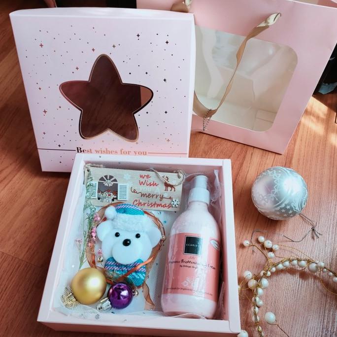 

Hampers Scarlett Whitening / Tuker Kado Natal /Christmas Gift Hntl2103 .