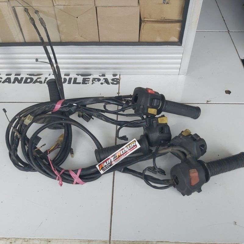 Holder saklar Holder kanan Kiri Tiger revo original