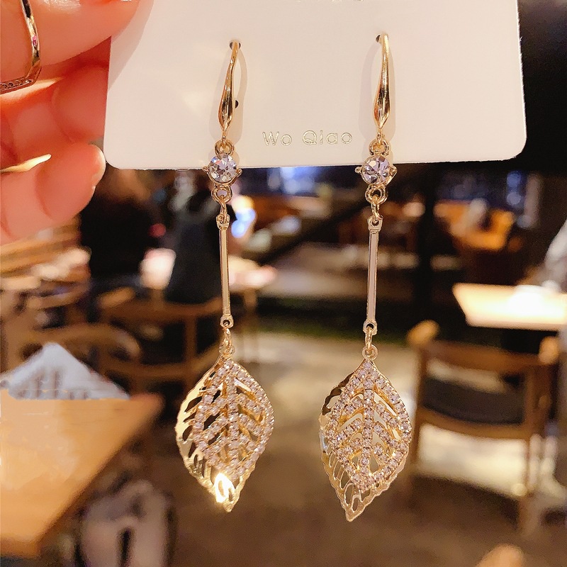 Anting Kait Desain Daun Hollow Aksen Berlian Imitasi Gaya Korea Untuk Wanita