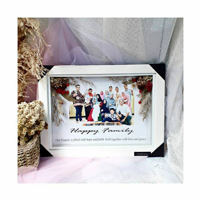 

Frame 3D/ kadowisuda/ hadiah ulangtahun/ hadiahpernikahan/ souvenir seminar dengan bunga kering asli