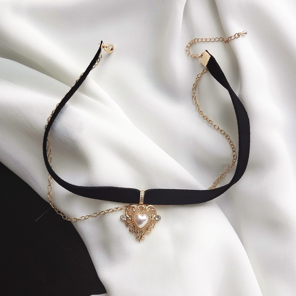 Kalung Choker Velvet Liontin Hati Warna Emas Gaya Vintage Untuk Wanita