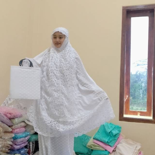 Katun bulu ayam putih