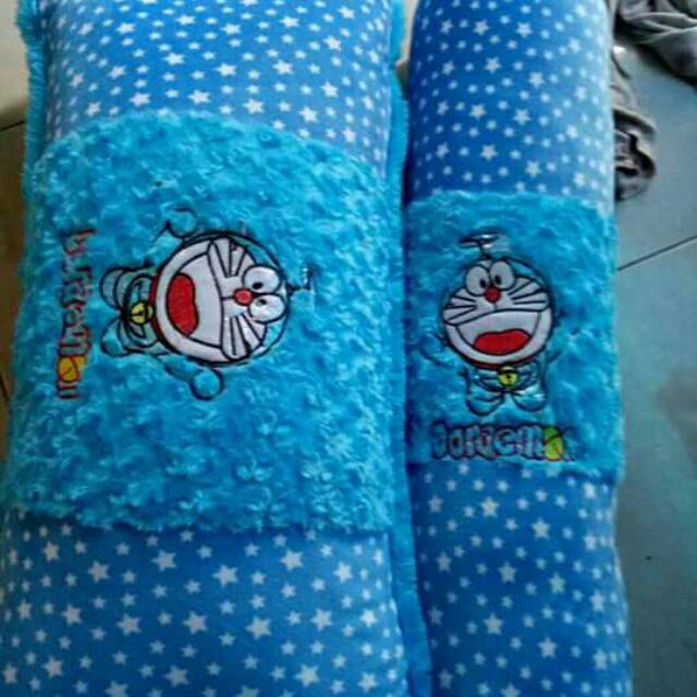 Bantal cinta karakter