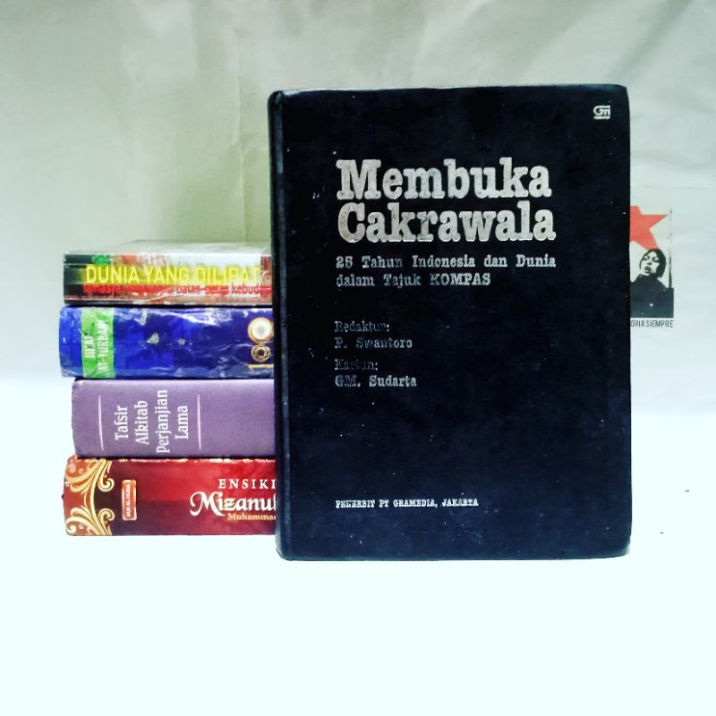 Membuka Cakrawala: 25 Tahun Indonesia dan Dunia dalam Tajuk Kompas by P. Swantoro, dkk