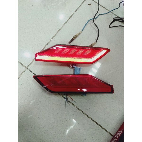 Lampu reflektor bemper belakang Pajero sport 2021 running