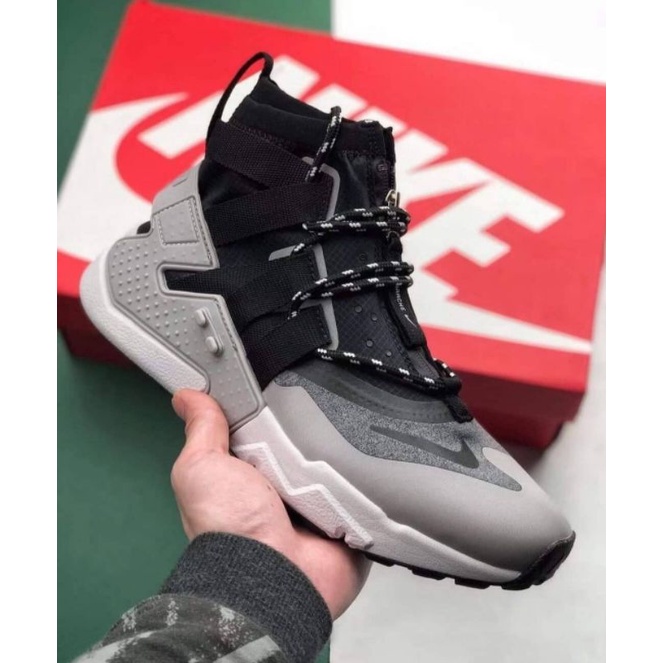 sneakers Pria Nike Huarache GRIPP Ultra Oreo