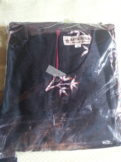 Ruzza Batik Couple Motif Kipas Seragam Keluarga Modern Hitam Merah