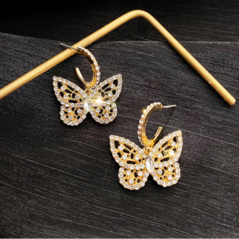 1 Pasang Anting Hoop Hias Liontin Kupu-Kupu Kristal Berlian Imitasi Gaya Vintage Untuk Perempuan