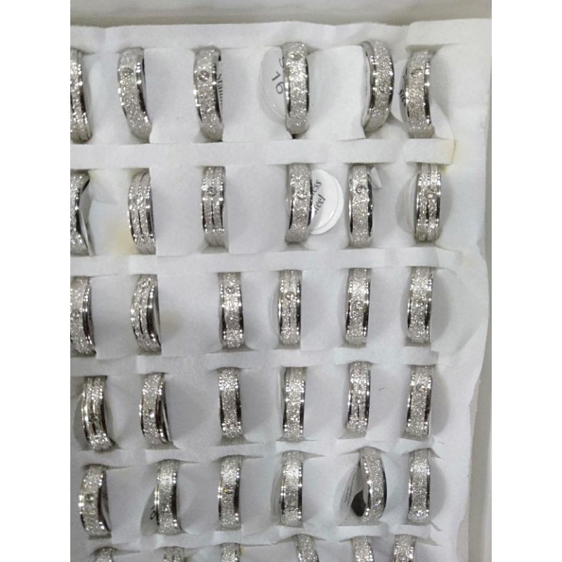 cincin stanless titanium pasir putih mata 5mm 36pcs dalam satu bok