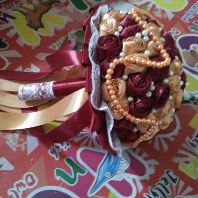 Buket bunga / bunga tangan pita satin marun gold