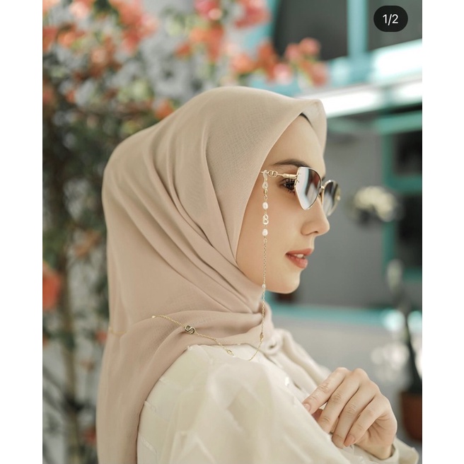 The everything monogram long chain gold by buttonscarves