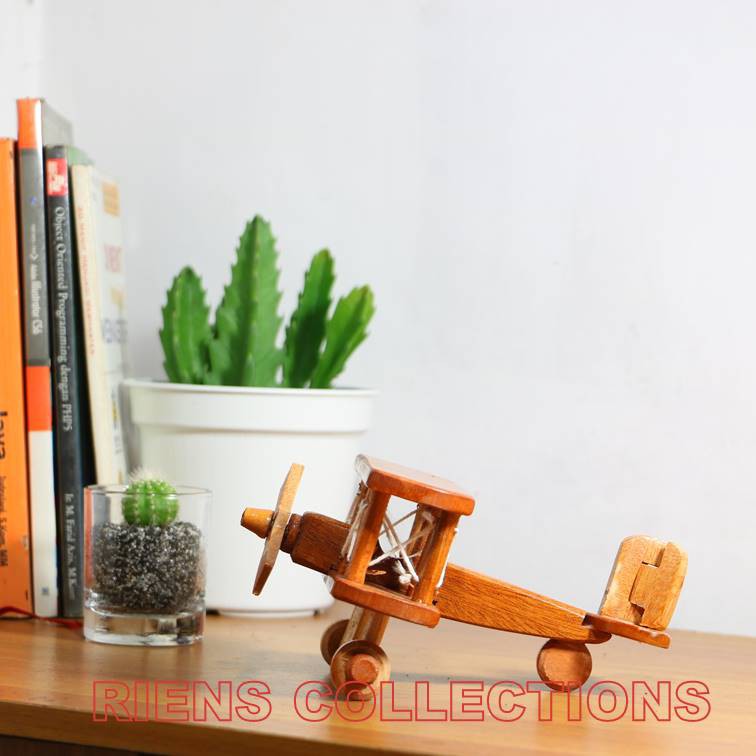 RIENS COLLECTIONS. MINIATUR DIECAST PAJANGAN PESAWAT CAPUNG KAYU UKURAN 17X13X9 CM